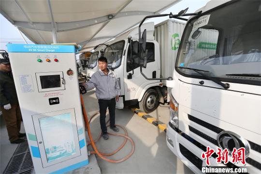 纯电动物流车充电续航。 张建波 摄
